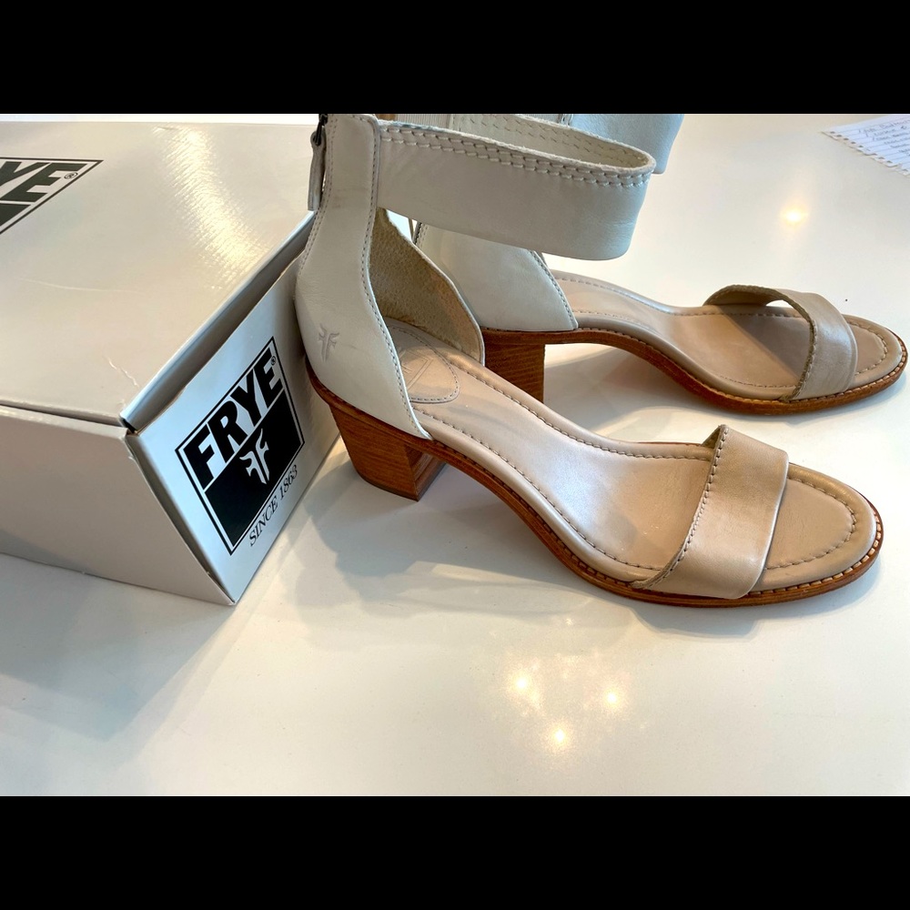 Fryes Brielle White and Tan Back Zip Open Toe Sandles